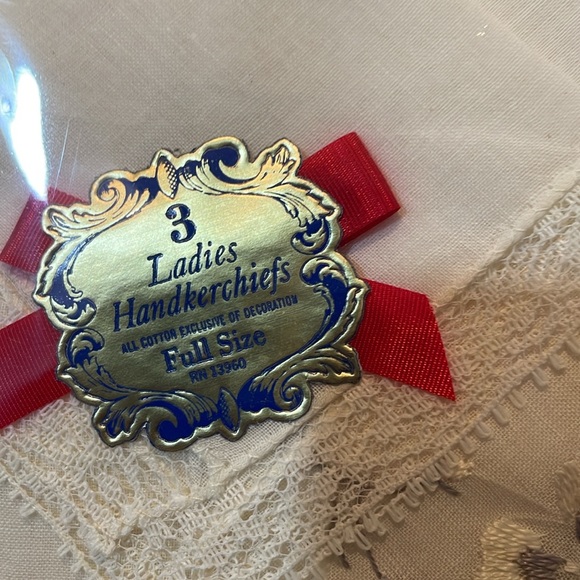 Vintage Boxed Set of 3 Cotton Gray and White Ladies Embroidered Handkerchiefs - Picture 3 of 7